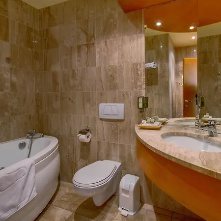 فندق Green Hotel كومبرينيكي